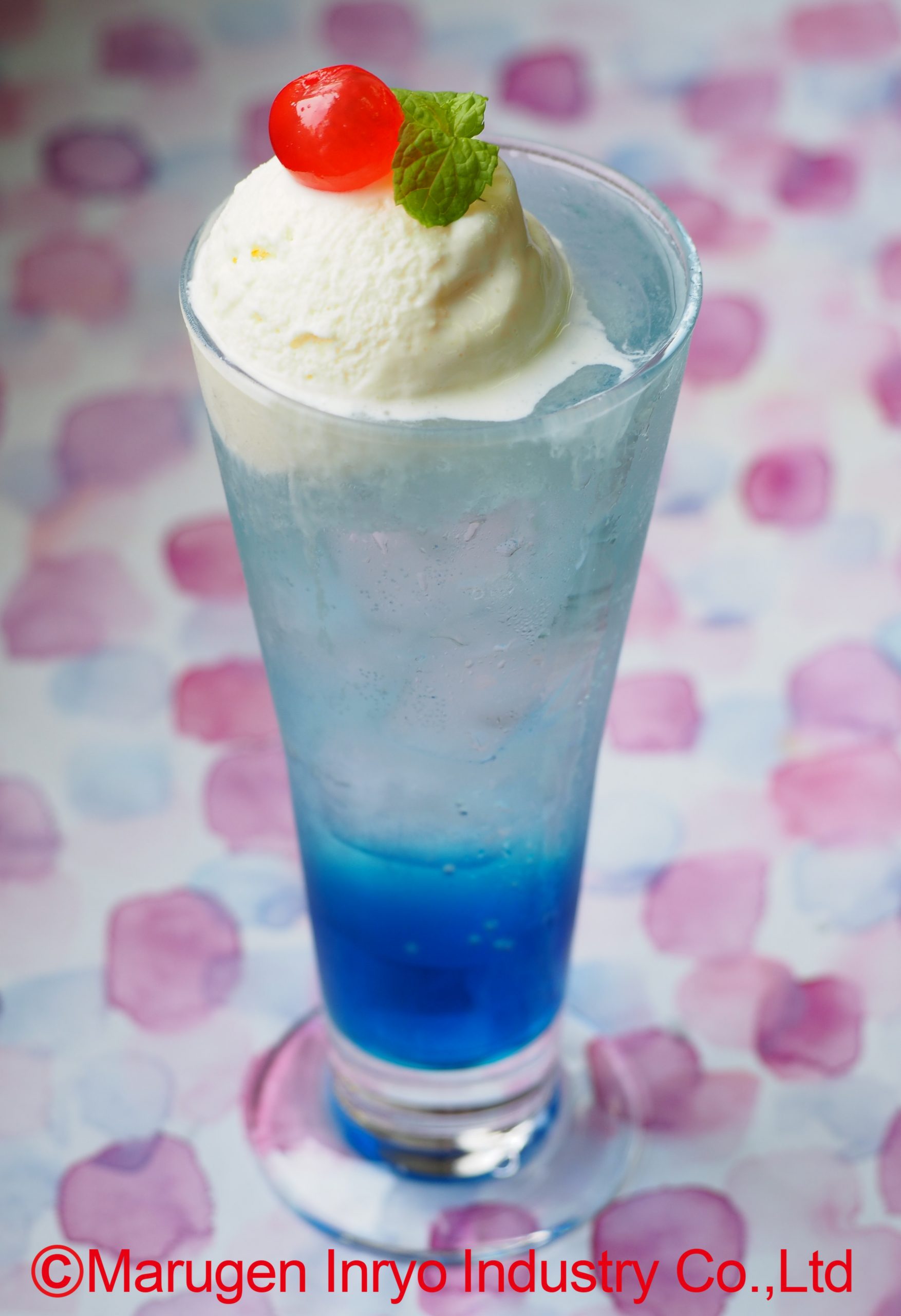 丸源飲料工業株式会社 - 【レシピ】ブルーライチのクリームソーダ